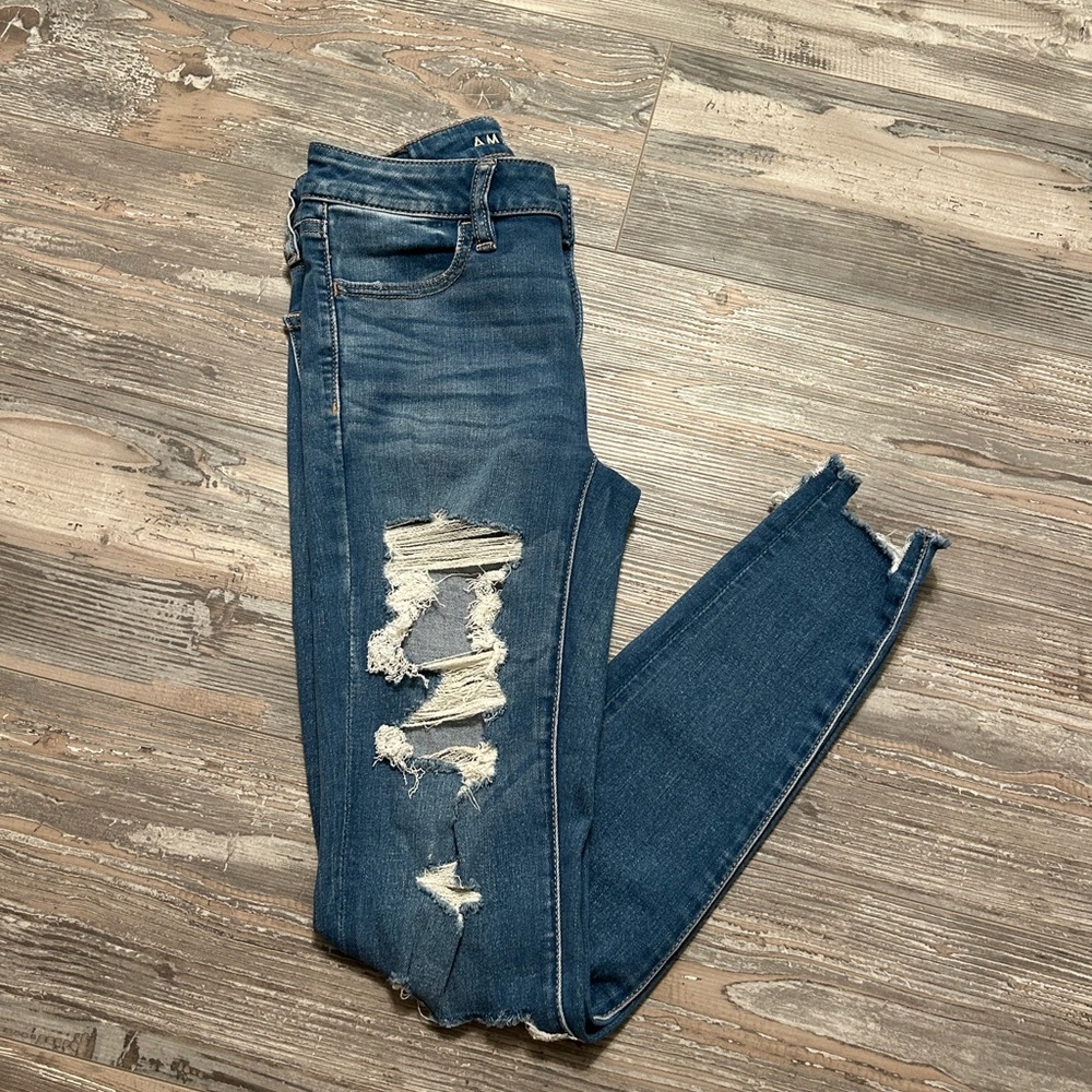 American eagle size 2 ripped skinny jeans